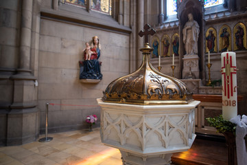 Taufbecken im Neuen Dom in Linz in Oberösterreich