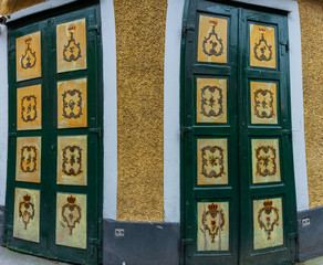 Impressionen aus Salzburg - Hausfassade mit verzierten Holztüren
