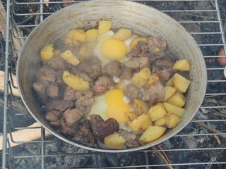 картошка, глазунья и печень на костре