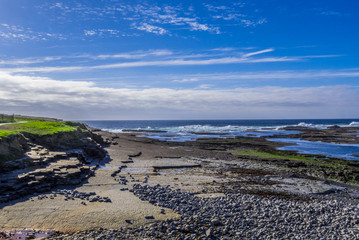 Fototapeta na wymiar The rocky Kilkee Beach at the Irish coast