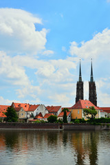 Zabytkowy budynek kościoła nad brzegiem rzeki we Wrocławiu.