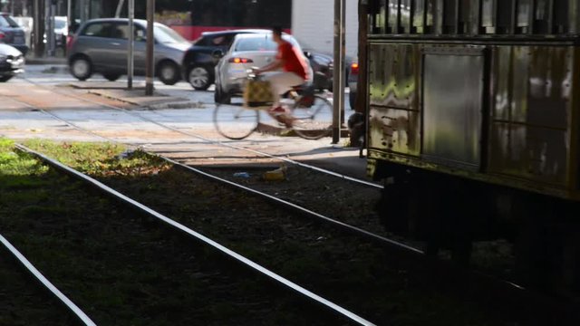 tramvia di Milano in una zona centrale della citt&agrave; con incroci e attraversamenti pedonali