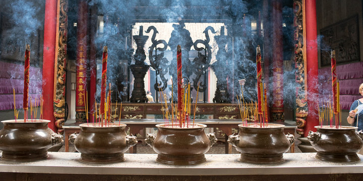 Burning incense sticks at Thien Hau Temple in Saigon, Vietnam　ホーチミンの天后宮