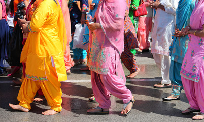 barefoot Sikh women dressed in colorful traditional clothes