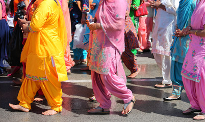 Naklejka premium barefoot Sikh women dressed in colorful traditional clothes