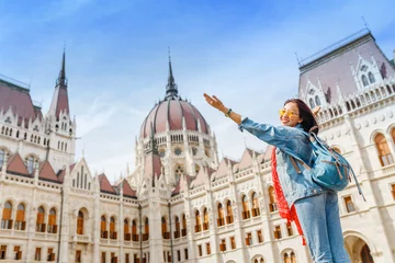 Cercles muraux Budapest Heureuse étudiante asiatique décontractée profitant d& 39 une vue magnifique sur le bâtiment du Parlement dans la ville de Budapest, concept de voyage en Europe