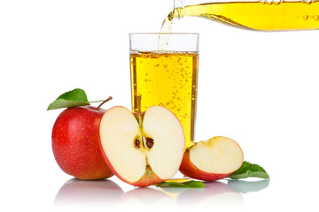 Apfelsaft einschenken eingießen eingiessen Apfel Saft Äpfel Fruchtsaft freigestellt Freisteller