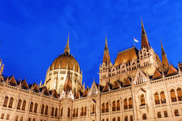 Obraz premium The Hungarian Parliament Building with wonderful illumination. View at night from Kossuth square