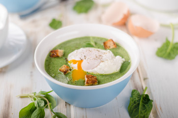 Spinach soup with poached egg