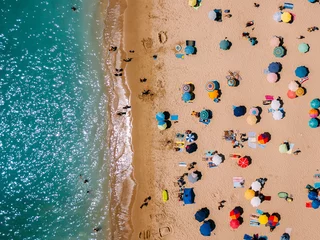 Cercles muraux Plage et mer Vue aérienne du drone volant de foule de gens se détendre sur la plage de l& 39 Algarve au Portugal