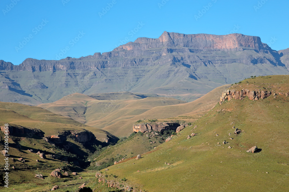 Poster Scenic Drakensberg mountain landscape, Giants Castle nature reserve, South Africa.