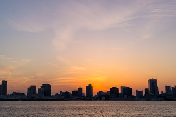 東京湾岸のスカイラインと夕焼け３