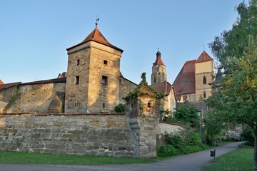 Fototapeta na wymiar Weissenburg in Bayern - Stadtmauer im Abendlicht
