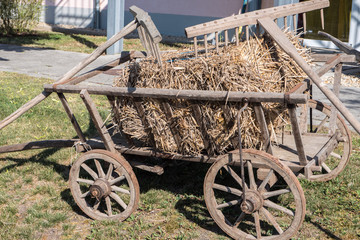 Alter Handwagen mit Stroh Dekoration