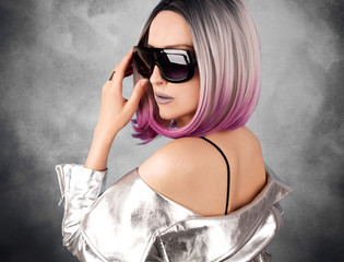Naklejka premium Young woman with bob hair wearing sunglasses