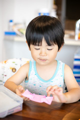 折り紙で遊ぶ子供