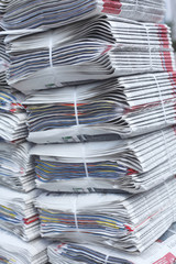 aufgestapelte Tageszeitungen, Hintergrund, Textur