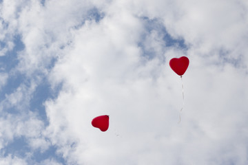 Fototapeta na wymiar Herzförmige Ballons stiegen lassen