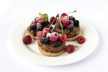 Tartlets with chocolate mousse and fresh summer berries