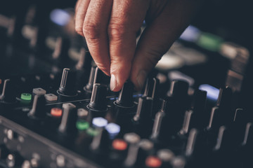 Hand that mixes music