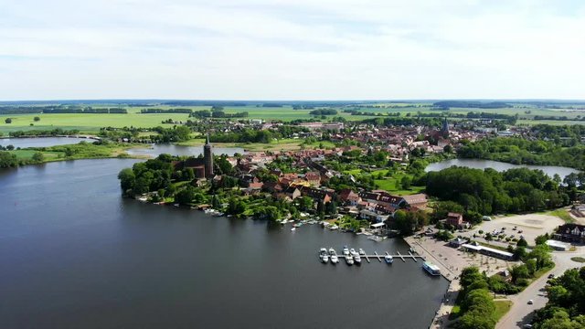 Luftaufnahme, R&uuml;ckw&auml;rtsflug, Deutschland, Mecklenburg-Vorpommern , R&ouml;bel, Landkreis  Mecklenburgische Seenplatte, Luftaufnahme,  Blick auf R&ouml;bel und den See M&uuml;ritz