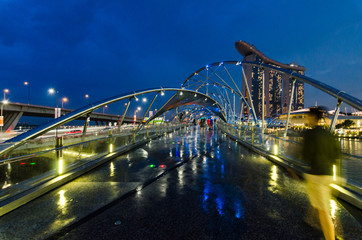 Fototapeta na wymiar MARINA BAY, SINGAPORE - OCT 7, 2017: Blue hour with Singapore Art Science Museum, Marina Bay Sands Hotel and Helix Bridge. These trio buildings had become landmark for Marina Bay, Singapore.