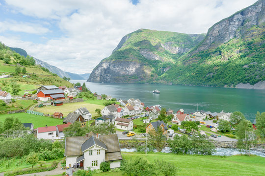 Fjord und Ortschaft in Norwegen