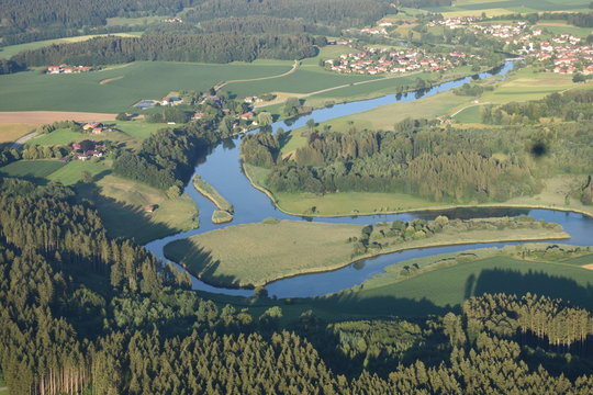 Chiemgau, Chiemsee, Seeon, Seebruck, Truchtlaching, Alz, Fluss, M&auml;ander, Biegung, verlungen, Kurve, Dorf, Kirche, Kirchturm, Land, Abfluss, Au, Wald, Aulandschaft