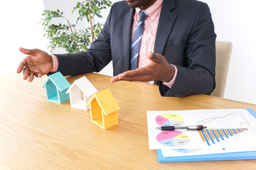 オフィスで働くビジネスパーソン