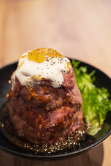 山盛りのローストビーフ丼