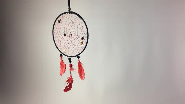 Atrapasue&ntilde;os girando sobre fondo blanco.