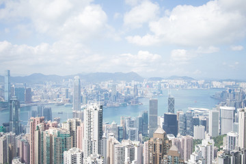 Fototapeta premium Highrise nowoczesne budynki z błękitnym niebem w mieście na Victoria's Peak, Hong Kong