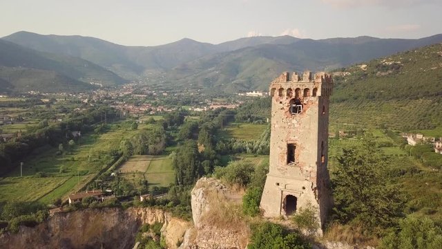 Piccola torre di un castello medievale su una rupe scoscesa. Torre di Caprona in provincia di Pisa. Vista aerea.
