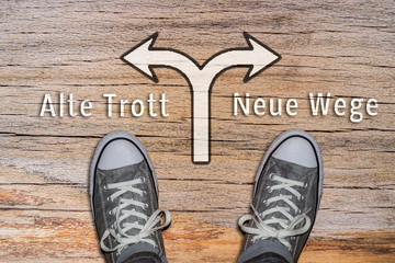 Alte Trott/Neue Wege Pfeile mit Schuhe