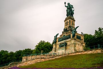 Niederwalddenkmal in Rüdesheim am Rhein mit vorbeiziehenden Wolken, Langzeitbelichtung
