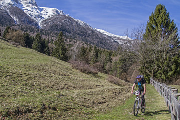 Fototapeta na wymiar Mountainbiken auf der Vigolanohochebene