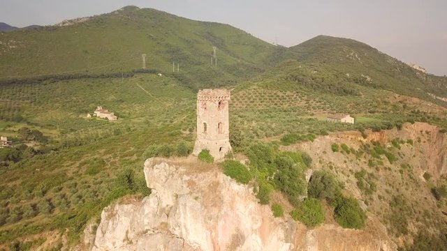 Piccola torre di un castello medievale su una rupe scoscesa. Torre di Caprona in provincia di Pisa. Vista aerea.