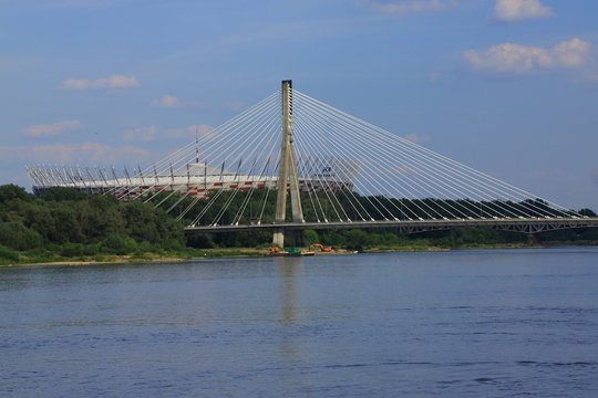 Most Świętokrzyski na Wiśle w Warszawie ze Stadionem Narodowym w tle (zdjęcie z 2018 roku). © Dariusz Skoczeń