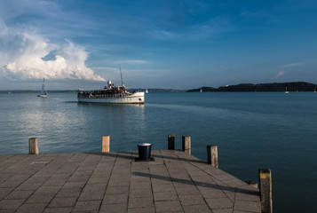 Fototapeta premium Fährschiff kommt im Hafen an am Plattensee in Ungarn
