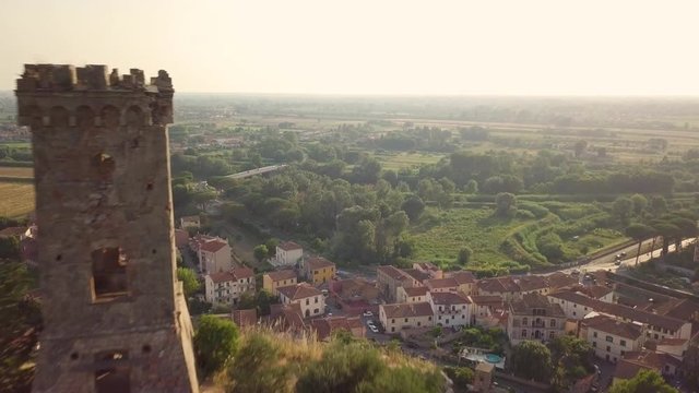 Piccola torre di un castello medievale su una rupe scoscesa. Torre di Caprona in provincia di Pisa. Vista aerea.