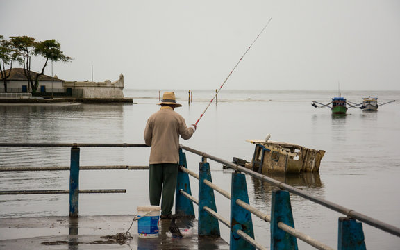 Pescador idoso, no Canal de Bertioga