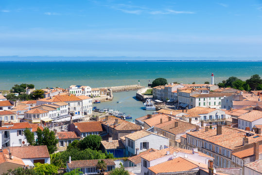 Vue sur le port de Saint Martin de Re