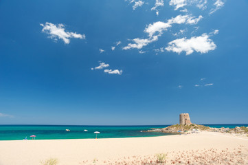 Strand in Torre di Bari mit Festungsturm auf Sardinien, Italien