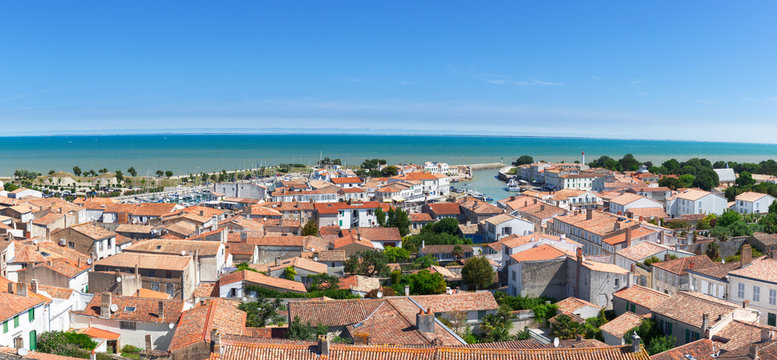 Vue sur le port de Saint Martin de Re