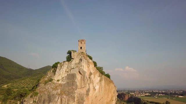 Piccola torre di un castello medievale su una rupe scoscesa. Torre di Caprona in provincia di Pisa. Vista aerea.