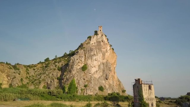 Piccola torre di un castello medievale su una rupe scoscesa. Torre di Caprona in provincia di Pisa. Vista aerea.