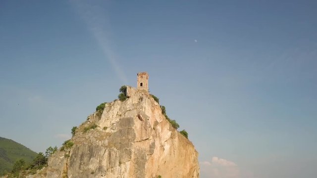 Piccola torre di un castello medievale su una rupe scoscesa. Torre di Caprona in provincia di Pisa. Vista aerea.