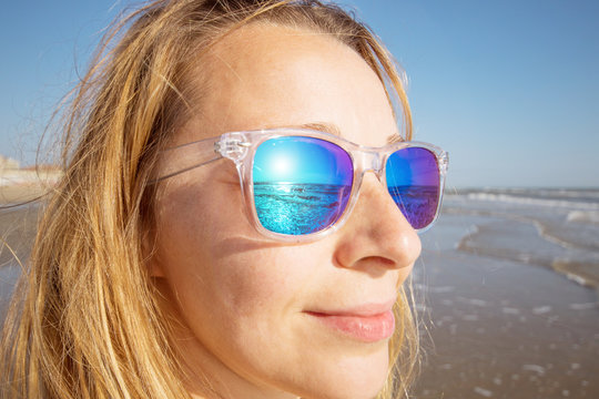 beautiful woman watch the sea with sunglasses