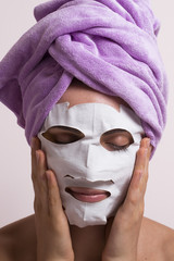 Mujer spa aplicando mascarilla tratamiento facial.