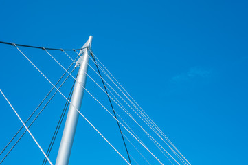 Pylon der Fußgängerbrücke am Hafen in Sassnitz auf der Insel Rügen